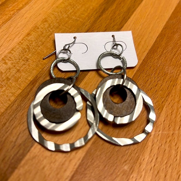 Assorted fashion earrings. - Picture 2 of 15